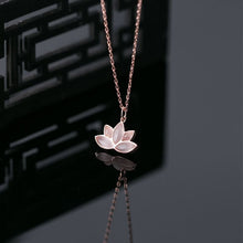 Carregar imagem no visualizador da galeria, Conjunto Colar Ouro Rose mais Pingente Flor de Lotus de Quartzo
